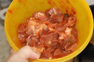 Carne de porc cu cartofi si muraturi asortate
