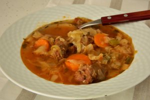 Ciorba de varza cu carnati