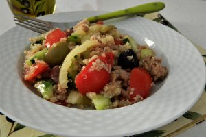 Salata de vara cu quinoa si ton