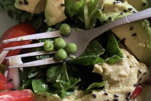 Salata de mangold cu humus, avocado si rosii