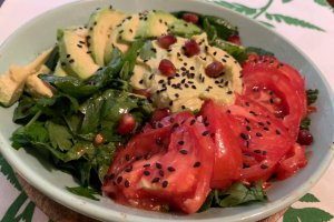 Salata de mangold cu humus, avocado si rosii