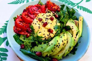 Salata de mangold cu humus, avocado si rosii