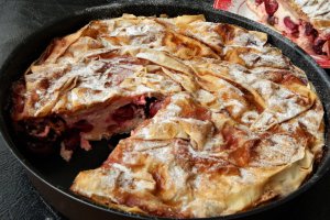 Desert placinta cu branza dulce si visine