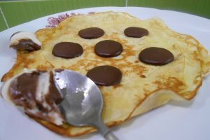 Desert clatite cu buline de ciocolata