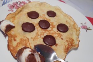 Desert clatite cu buline de ciocolata