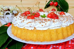 Desert tarta cu cirese si crema cu ciocolata alba