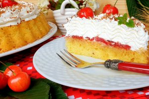 Desert tarta cu cirese si crema cu ciocolata alba
