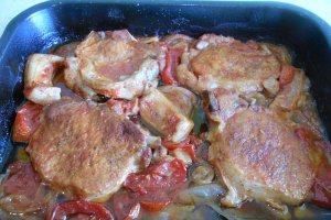 Cotlete de porc in sos tomat, la cuptor