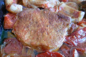 Cotlete de porc in sos tomat, la cuptor