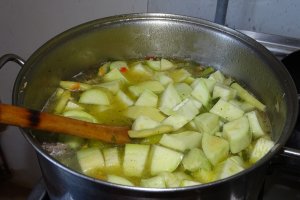 Ciorba pe pui cu fasole fideluta si dovlecel