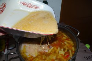 Ciorba pe pui cu fasole fideluta si dovlecel