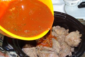 Friptura de vita cu sos tomat la slow cooker Crock-Pot
