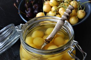 Compot de cirese galbene cu lamaie si menta