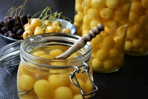 Compot de cirese galbene cu lamaie si menta