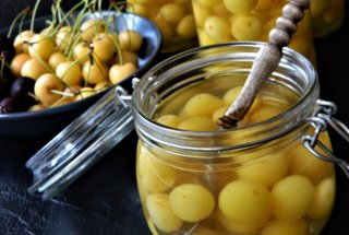 Compot de cirese galbene cu lamaie si menta