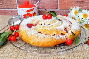 Desert placinta invartita cu visine