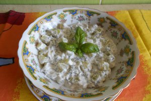 Salata de dovlecel, cu iaurt, marar si usturoi