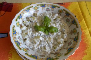 Salata de dovlecel, cu iaurt, marar si usturoi