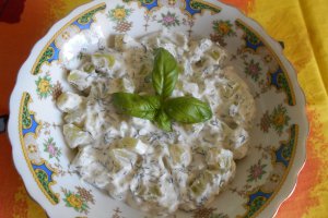 Salata de dovlecel, cu iaurt, marar si usturoi
