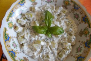 Salata de dovlecel, cu iaurt, marar si usturoi