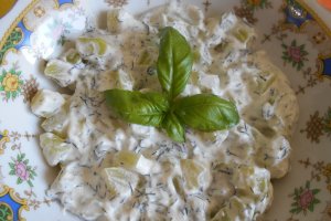 Salata de dovlecel, cu iaurt, marar si usturoi