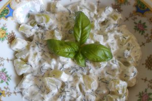 Salata de dovlecel, cu iaurt, marar si usturoi