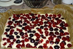 Desert prajitura pufoasa cu visine si cirese
