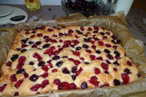 Desert prajitura pufoasa cu visine si cirese