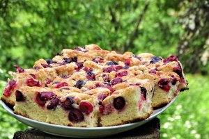 Desert prajitura pufoasa cu visine si cirese