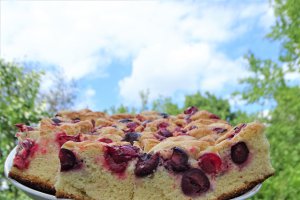 Desert prajitura pufoasa cu visine si cirese