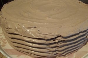Desert tort cu crema de ciocolata si jeleu de coacaze negre