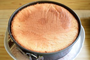 Desert tort cu crema de ciocolata si jeleu de coacaze negre