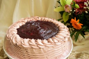 Desert tort cu crema de ciocolata si jeleu de coacaze negre