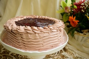 Desert tort cu crema de ciocolata si jeleu de coacaze negre
