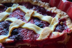 Desert tarta cu cirese si capsuni