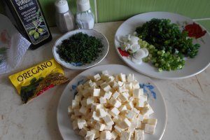 Salata de ardei capia copti, cu telemea si ceapa verde