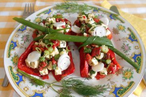 Salata de ardei capia copti, cu telemea si ceapa verde