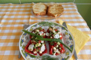 Salata de ardei capia copti, cu telemea si ceapa verde