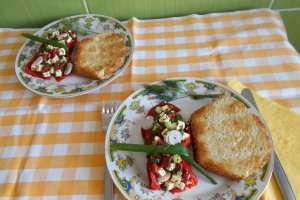 Salata de ardei capia copti, cu telemea si ceapa verde