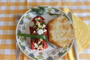 Salata de ardei capia copti, cu telemea si ceapa verde