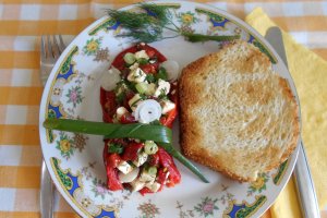 Salata de ardei capia copti, cu telemea si ceapa verde