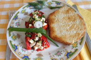 Salata de ardei capia copti, cu telemea si ceapa verde