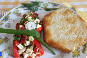 Salata de ardei capia copti, cu telemea si ceapa verde