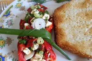 Salata de ardei capia copti, cu telemea si ceapa verde