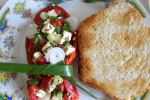 Salata de ardei capia copti, cu telemea si ceapa verde