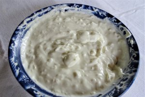 Aripioare de pui la gratar cu sos de iaurt