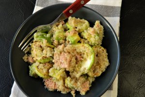Salata cu quinoa, dovlecel de gratar, avocado si ton