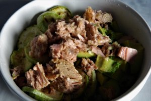 Salata cu quinoa, dovlecel de gratar, avocado si ton