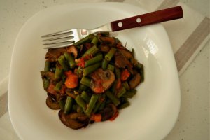 Fasole verde cu ciuperci si rosii