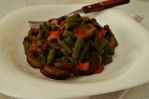 Fasole verde cu ciuperci si rosii